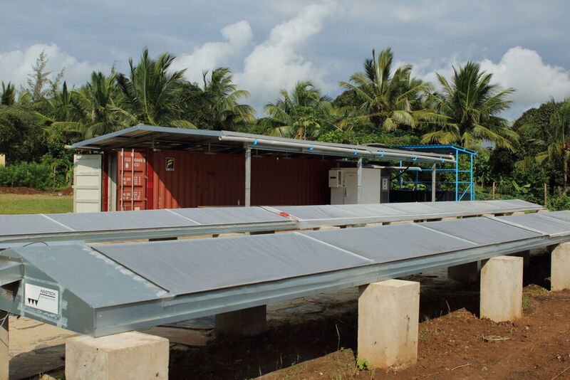 Das SolCoolDry-System besteht aus zwei Tunneltrocknern und einer Photovoltaikanlage (auf dem Container-dach) sowie der Eismaschine.