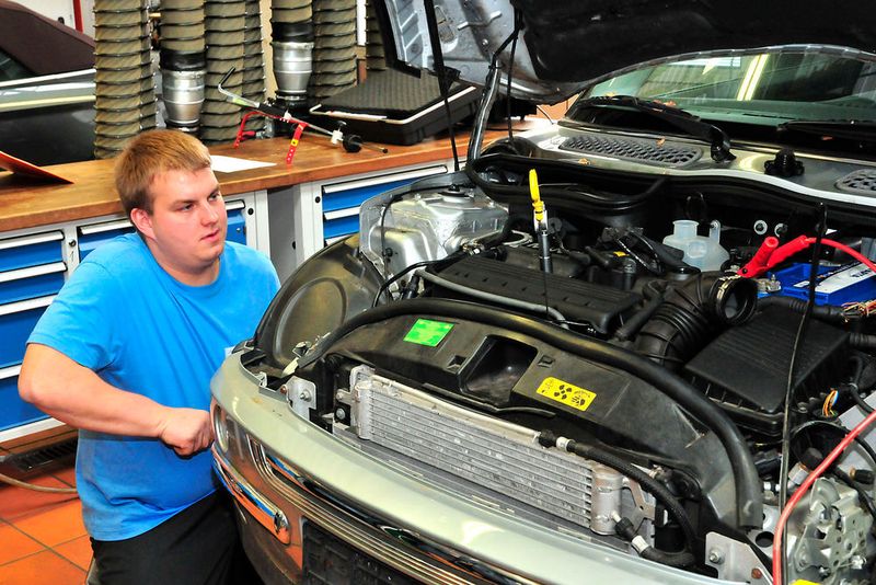 Tobias Gauß aus Baden-Württemberg beim Druckverlusttest an einem Mini-Motor. (Schmidt)