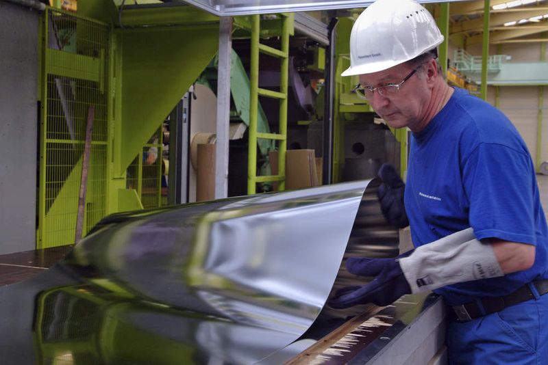 Weißblech ist mit 0,1 mm Dicke sehr dünn; zusammen wollen Thyssen Krupp Steel und Rasselstein neue Stahlgüten wie beispielsweise den High Formability Steel mit hohen Gestaltungsansprüchen entwickeln; der Qualitätsanspruch ist dabei sehr hoch. Bild: Rasselstein (Archiv: Vogel Business Media)