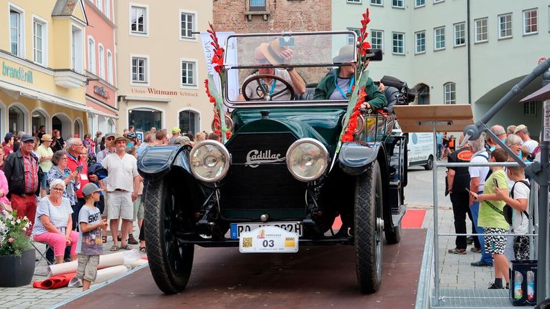 1913 gebauter Cadillac mit 3,7 Liter großem Vierzylinder und Gladiolenschmuck. Er kam als Ersatz für einen ursprünglich gemeldeten, ebenfalls amerikanischen Stanley Steamer Model 63 mit Dampfantrieb aus dem Jahr 1911 zum Einsatz. (Bild: Diehl)
