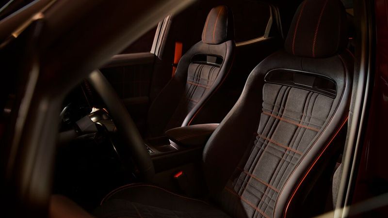 Der Innenraum ist teilweise mit Chamude ausgekleidet – einer Art Kunst-Wildleder (Bild: Genesis)