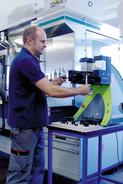 Die Maschinenbediener bei G. Stauffer & Co. AG im schweizerischen Fulenbach bevorzugen das schnelle, automatische Werkzeugspannen mit dem innovativen Spannsystem «powRgrip» auf den Spanneinheiten PGU 9500. (Bild: Rego-Fix)