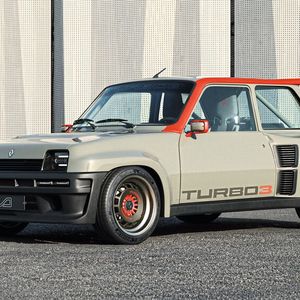Für den Widebody-Look – damals nannte man den Wagen „Backenturbo“ – hat Legende Automobil eigene Karosserieteile aus Kohlefaser-Verbundwerkstoff gefertigt. Das Original hatte Verbreiterungen und Stoßfänger aus Kunststoff; die Heckklappe, das Dach und die Türen bestanden aus Alu.(Bild:  Legende Automobiles)