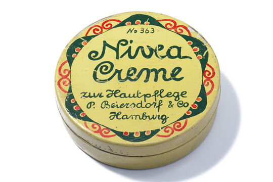 Im gleichen Jahr wie die Fachzeitschrift »kfz-betrieb« kam die Nivea-Creme auf den Markt. Zunächst in heute ungewohntem Design ... (Baiersdorf)