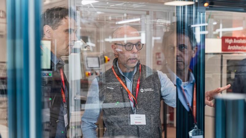 Rockwell Automation zeigt anhand praxisnaher Demonstrationen, wie Unternehmen von klassischer Automatisierung zu autonomen, ergebnisorientierten Betriebsmodellen übergehen können; unter anderem mit Emulate3D‑Digital‑Twin‑Software, der Plex Smart Manufacturing Platform, Industrial‑AI‑Lösungen sowie dem SecureOT‑Cybersicherheitsportfolio. Hannover Messe 2026: Halle 27, Stand A22 (Bild: Rockwell Automation)