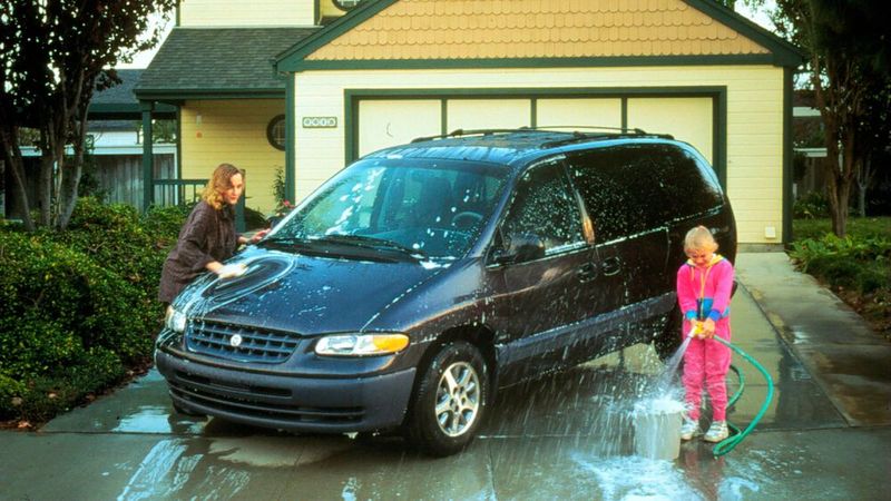 In Europa hatte der Voyager in den Jahren von 1991 bis 2000 den größten Erfolg am Markt. Zu diesem Zeitpunkt war das Marktsegment der Vans in Europa noch relativ neu. Daher gab es auch sehr wenige Modelle von anderen Automobilherstellern, die mit dem Voyager konkurrierten. Auch in Österreich verkaufte sich dieses Fahrzeug sehr gut, dort wurde es auch produziert. Für den Voyager standen verschiedene Motoren zur Wahl: Ottomotoren mit 2,5, 3,0 (von Mitsubishi) oder 3,3 Litern Hubraum. Ab Produktionsstart in Österreich gab es auch einen 2,5-Liter-Dieselmotor mit einer maximalen Leistung von 85 kW/115 PS von VM Motori aus Italien.  (Bild: Chrysler Brand Heritage)