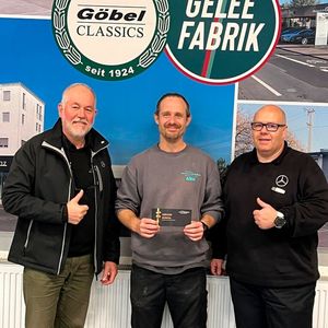 1er-Zeugnis für den 47-jährigen Quereinsteiger: Gregor Kunkel (Mitte) ist studierter Architekt und macht jetzt bei Göbel Classics eine Ausbildung zum Kfz-Mechatroniker. Mit dabei sind der Ausbildungskoordinator Holger Hunkel (links) und Werkstattleiter Classics, Andreas Ludwig.(Bild:  Autohaus Göbel)