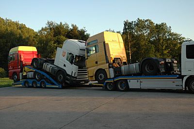 Bevor dieser Transporter seine Fahrt fortsetzen durfte, musste eine Sattelzugmaschine abgeladen werden.  Bild: POL-OLD/obs (Archiv: Vogel Business Media)