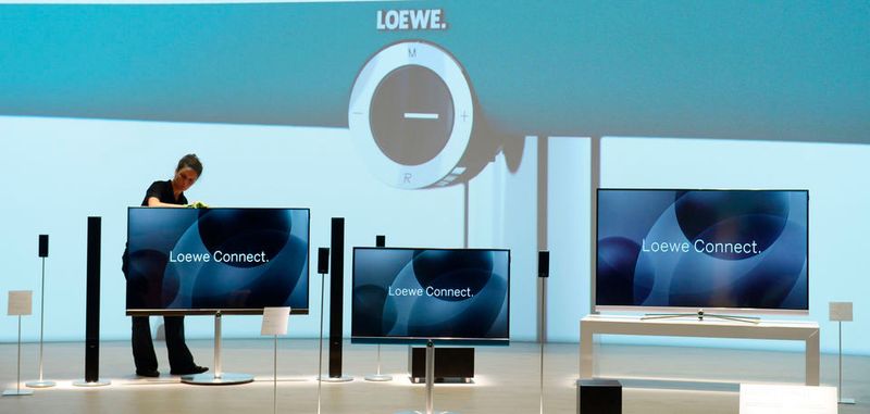 Loewe-Fernsehgeräte werden bei der Elektronikmesse IFA in Berlin auf dem Stand des Unternehmens gereinigt. Nach der drohenden Insolvenz 2014 wollte das fränkische Unternehmen neu durchstarten und mit „Qualität Made in Germany“ Kunden zum Kauf von luxuriösen High-End-TVs überzeugen. Nun ist die Zukunft der verbliebenen 500 Mitarbeiter erneut ungewiss. Loewe-Fernsehgeräte werden bei der Elektronikmesse IFA in Berlin auf dem Stand des Unternehmens gereinigt. Nach der drohenden Insolvenz 2014 wollte das fränkische Unternehmen neu durchstarten und mit „Qualität Made in Germany“ Kunden zum Kauf von luxuriösen High-End-TVs überzeugen. Nun ist die Zukunft der verbliebenen 500 Mitarbeiter erneut ungewiss.