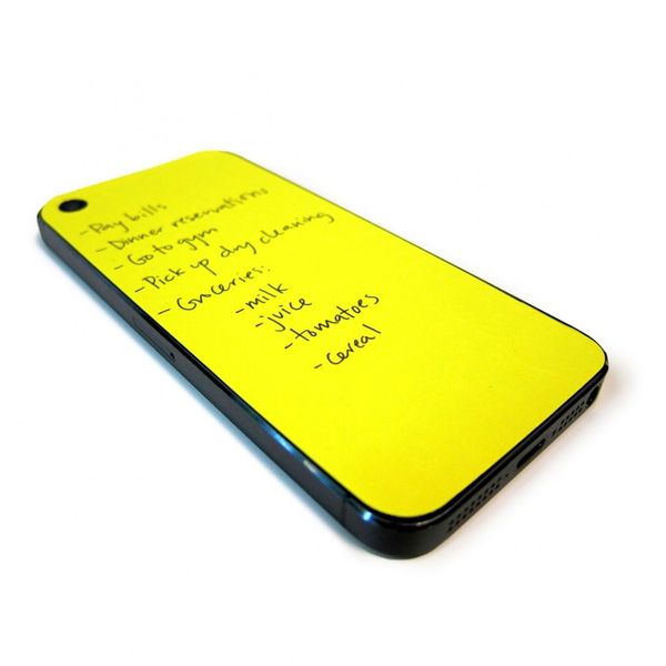 Ein digitaler Rückschritt, aber einfach nett: Stylishe Post-Its, die haargenau auf die Rückseite des iPhones 5 passen. (Bild: www.radbag.de)