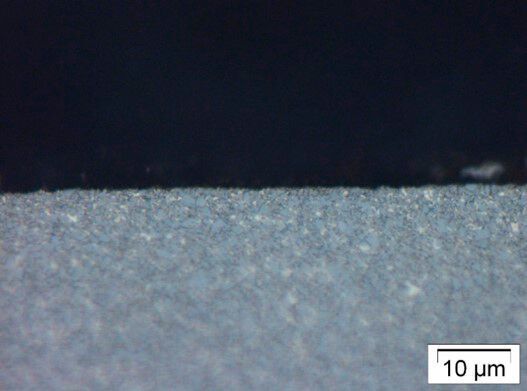 Mit Ultrakurzpuls-Laser bearbeitete Oberfläche (Tungsten carbide). (Ceratizit)