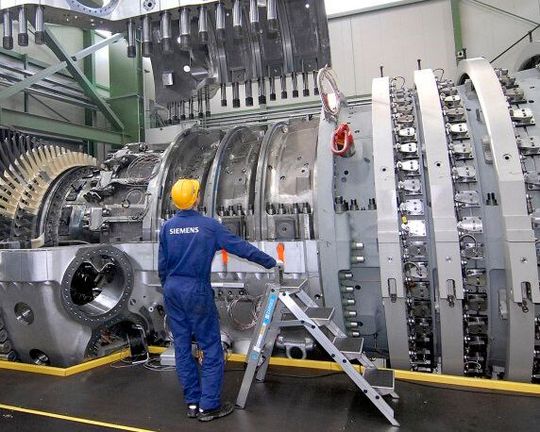 Könnte mehr los sein! Deutsche Maschinen- und Anlagenbauer müssen im Vergleich zum Vorjahr mit einem 2-Stelligen Auftragsrückgang leben, sagt der VDMA. Doch dieses Minus lässt sich durchaus erklären ...(Bild:  Siemens)