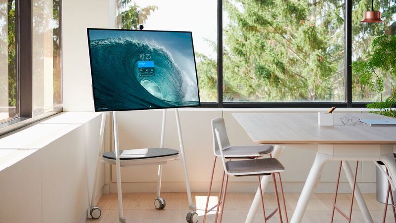 Für Besprechungen und Teamarbeit in gemeinsam genutzten Räumen eignet sich das Surface Hub 2S. In der 50-Zoll-Version wiegt das Gerät 28 kg und als 85-Zoller ist es 84 kg schwer. (Microsoft)