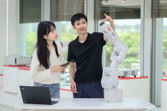Der von der weltweit anerkannten Bildungsforschungs- und Zertifizierungsorganisation STEM.org zertifizierte Industrieroboter IRB 1090 ist ein wichtiger Bestandteil des ABB-Angebots für das Bildungswesen, das neben weiteren Industrierobotern auch Schulungspakete, Steuerungen der neuesten Generation sowie marktführende Programmier- und Simulationssoftware umfasst. Der von der weltweit anerkannten Bildungsforschungs- und Zertifizierungsorganisation STEM.org zertifizierte Industrieroboter IRB 1090 ist ein wichtiger Bestandteil des ABB-Angebots für das Bildungswesen, das neben weiteren Industrierobotern auch Schulungspakete, Steuerungen der neuesten Generation sowie marktführende Programmier- und Simulationssoftware umfasst.