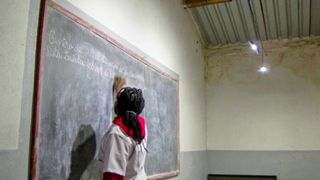 Effizient beleuchtet: Ingenieure ohne Grenzen haben in ländlichen Regionen von Mosambik ein Off-Grid-System installiert, das nicht an das öffentliche Stromnetz angeschlossen ist. Nun werden erwachsene abends auch bei Dunkelheit geschult. (Ingenieure ohne Grenzen)