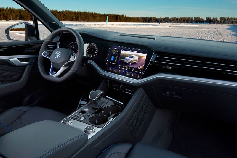 Zur Serienausstattung gehören eine Vier-Zonen-Klimaautomatik, eine modellspezifische Lederausstattung, das Panorama-Glasschiebedach sowie ein Travel Assist, der assistiertes Fahren bis Tempo 250 ermöglicht. (Bild: Volkswagen)