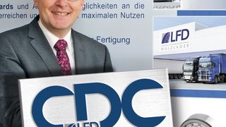 LDF-Geschäftsführer Veit Loeffler präsentiert stolz das Schild, das die Zugehörigkeit von CDC zur LFD-Gruppe dokumentiert. (Bild: LFD)