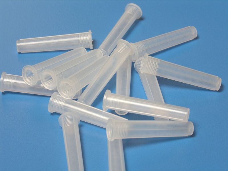 Es sind nicht nur Massenartikel wie diese Spritzenprotektoren, die in der Medizintechnik hergestellt werden. (Bild: Schöttli)