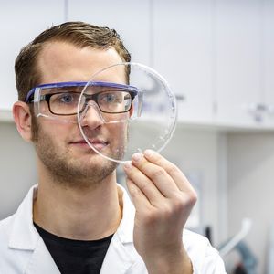 Visuelle Transparenzprüfung des neuen und umweltfreundlichen Lacks.