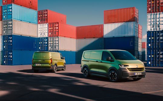 Der neue VW-Transporter „PanAmericana“ wird als „ikonisches Exklusivmodell“ mit 19-Zoll-Leichtmetallrädern und Allterrain-Verkleidungen starten.(Bild:  VWN)
