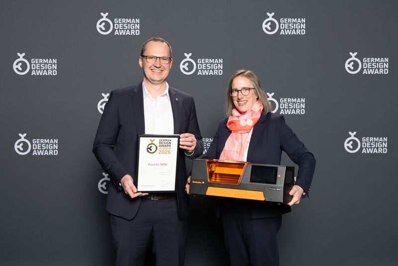 Tobias Sondermann (Head of Business Unit Workplace Solutions) und Nina Cramer (Product Manager) präsentieren den mit dem German Design Award 2026 ausgezeichneten PrintJet Mini. (Bild: Weidmüller)