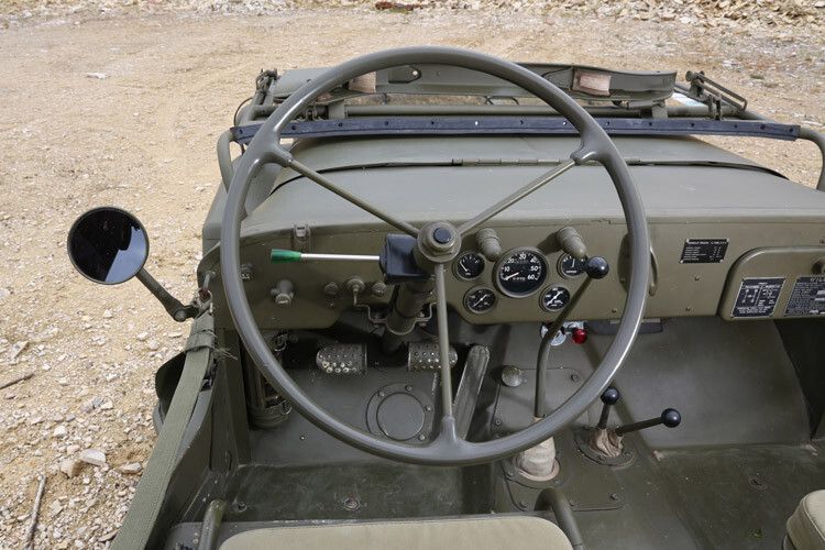 Die Rundskalen sind zahlreich: neben der Geschwindigkeit auch noch Öldruckmesser, Voltmeter und Wassertemperatur, die beiden Hebel neben der Gangschaltung gehören zur Geländeuntersetzung und der mechanischen Differenzialsperre. (Foto: Jeep)