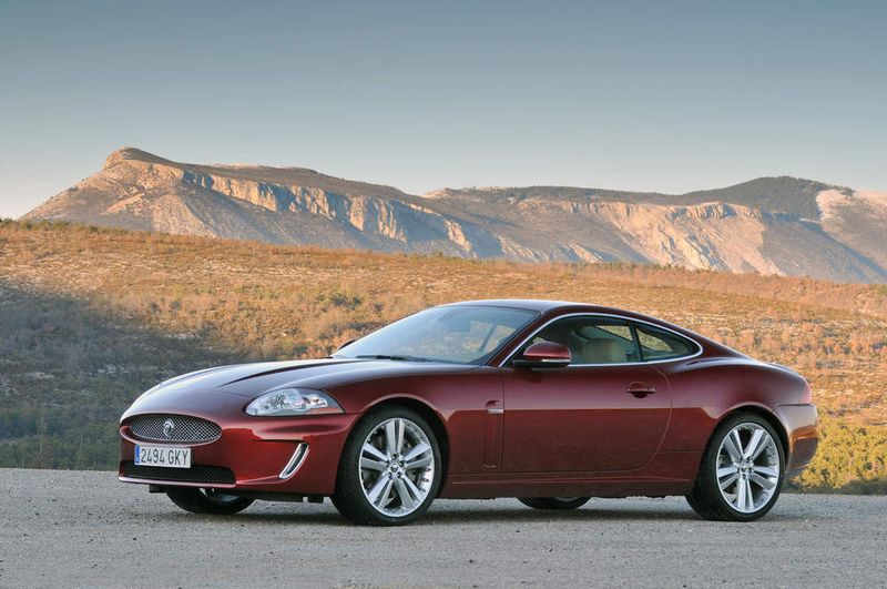 Hier erstrahlt das XK-Coupé in der Außenlackierung Claret. (Archiv: Vogel Business Media)
