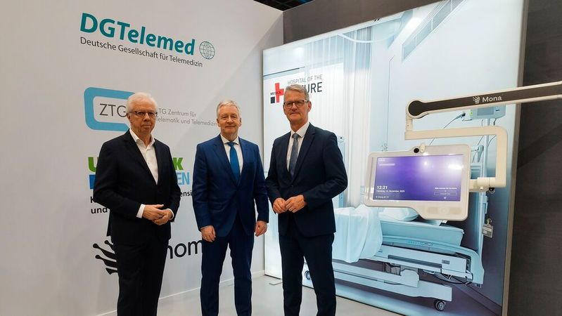 Gemeinsam für eine bedarfsorientierten Krankenhausversorgung mit Telemedizin: Günter van Aalst, stellv. DGTelemed-Vorstandsvorsitzender, Prof. Dr. med. Gernot Marx, FRCA, DGTelemed-Vorstandsvorsitzender, und Dr. Gerald Gaß, DKG-Vorstandsvorsitzender auf dem  Hospital of the Future der Medica 2025 vor. (v. l. n. r.).(Bild:  DGTelemed)