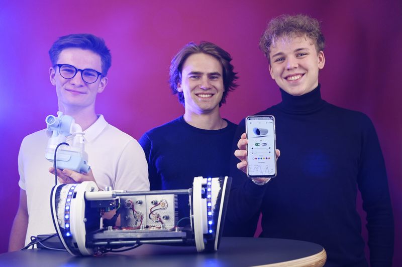 Den Preis der Bundesbildungsministerin für die beste interdisziplinäre Arbeit erhielten Maximilian Pfannkuch (19), Jaro Filip (19) und Dominik Hein (19) aus Hessen. Die drei konstruierten ein per App gesteuertes Reinigungssystem, das Raumluft mit dem Licht von LEDs wirkungsvoll desinfiziert.   Mehr zum Jugend-forscht-Projekt „revolutionAIR – Entwicklung eines effizienten Luftreinigungssystems auf Basis von UV-LEDs“.  (Stiftung Jugend Forscht e V. / Max Lautenschläger)