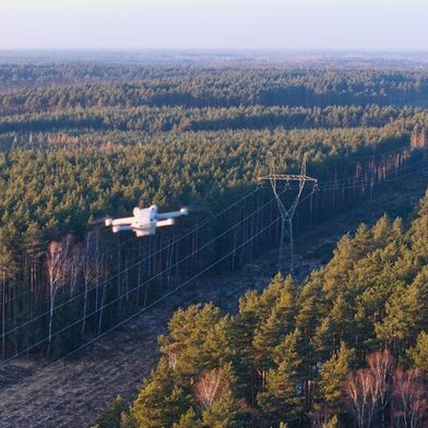 Stromnetze, Flughäfen, Krankenhäuser und Kommunen – die kritische Infrastruktur sowie sensible Daten müssen im Fall eines Angriffs besser geschützt werden.  (Bild: © Robert – stock.adobe.com)