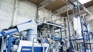Mit dem Extrusionssystem Corema, für das Interseroh und der Hersteller Erema 2019 mit dem Plastics Recycling Award Europe ausgezeichnet wurden, ist es erstmals möglich, maßgeschneiderte Recycling-Compounds in nur einem statt bisher in zwei Verfahrensschritten herzustellen. (Erema)