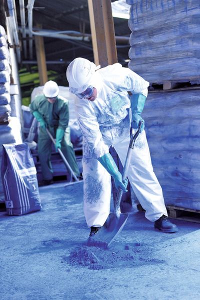 Die Schutzkleidung wird je nach Art der Gefahrstoffe sowie der Intensität im Umgang abgestimmt. (Bild: Microgard)