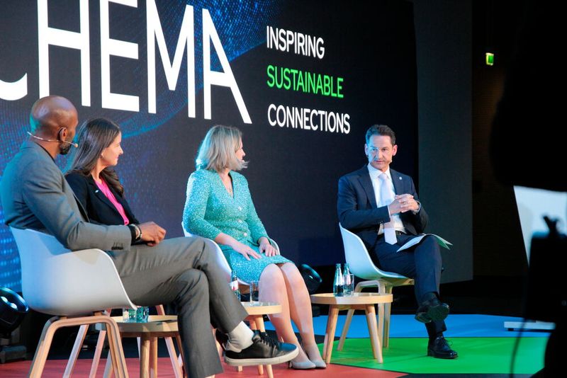 In der Diskussionsrunde, moderiert von (v.l.) Chris Brow, tauschen sich Julia Schlenz (Präsidentin Dow Deutschland, Österreich und Schweiz), Fritzi Köhler-Geib (Chefvolkswirtin der KfW Bankengruppe) und Marcus Miertz (Vorstandsmitglied bei Samson) über Herausforderungen der Branche und mögliche Lösungswege aus. (Bild: Ernhofer / PROCESS)