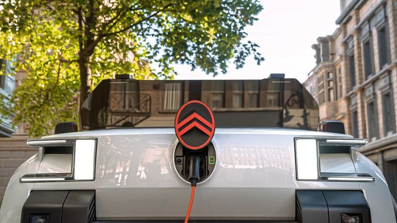 Das neue Showcar ist das erste Fahrzeug der Marke mit dem aufgefrischten Emblem. (Bild: Stellantis)