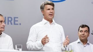 Schon im Jahr 2016 zeigten sich Brian Krzanich (li.), Vorstandsvorsitzender von Intel, und Amnon Shashua (re.), Mobileye-Mitbegründer, als enge Partner (im Bild zusammen mit Harald Krüger, Vorstandsvorsitzender BMW AG). Nun übernimmt Intel das israelische Start-up. (Bild: BMW)