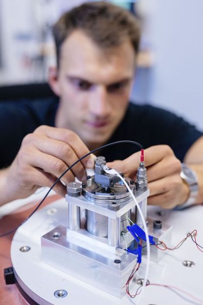 An das Labormuster des Energiewandlers für den kabellosen Betrieb der Überwachung von schwingenden Maschinen sind Sensoren angeschlossen, um die Schwingungen zu messen. Hier sieht man das Ganze auf dem Schwingungsprüfstand der TH Köln.  (Bild: C. Belibasakis / TH Köln)