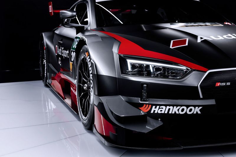 Unter anderem wurde dafür der aerodynamische Abtrieb der DTM-Rennwagen reduziert. Entscheidend hierfür sind bei allen Autos geometrisch veränderte einheitliche Frontsplitter, Unterböden und Heckdiffusoren. Auch die Bodenfreiheit wurde per Reglement vergrößert. (Audi)