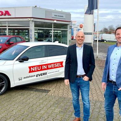Martin Haas (li.), der neue Standortleiter des Weseler Autohauses Evers, und Jan Evers, Geschäftsführer des Autohauses Evers, vor dem übernommenen Betrieb. (Bild: Autohaus Evers)