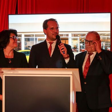 Während der Jubiläumsfeier: Seniorchef Josef Blöchl, Tochter Silvia Blöchl und Enkel Florian Geier. (Bild: Diehl – VCG)