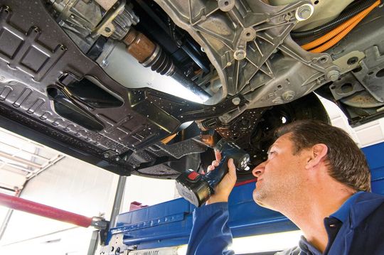 Auch ein Elektrofahrzeug muss mal in die Werkstatt, dann erwarten die Kunden einen guten Service. Auch ein Elektrofahrzeug muss mal in die Werkstatt, dann erwarten die Kunden einen guten Service.