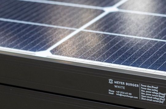 Der Meyer-Burger-Standort im sächsischen Freiberg wird geschlossen. Diese Art Solarmodule wird es von dort also nicht mehr geben. Rund 400 Mitarbeiter verlieren ihre Arbeit. Wenn die Berichte stimmen, würgte Billigkonkurrenz aus China den Schweizern die Luft ab.(Bild:  Meyer Burger)