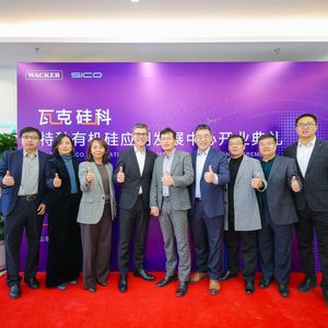 Zur Eröffnung des Wacker Sico Application Development Centers kamen unter anderem Laurent Morineaux, Leiter der Business Unit Energy & Industrial (vierter von links) im Geschäftsbereich Wacker Silicones, und Kevin Qu, Hauptgeschäftsführer von Sico Performance Material (rechts daneben).(Bild:  Wacker)