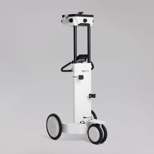 NavVis (www.navvis.com) wurde 2013 als Spin-off der Technischen Universität München gegründet. Das Unternehmen ist auf die Entwicklung von Soft- und Hardware zur Digitalisierung von Innenräumen spezialisiert. NavVis digitalisiert Innenräume durch eine 3D-Scan-Technologie. Hierfür wird ein Trolley mit hochauflösenden Kameras und Sensoren durch Lagerhallen, Museen oder Einkaufszentren gefahren. Neben der Hardware erstellt NavVis aus dem gesammelten Material zudem ganze Karten von Räumen.(Bild:  NavVis)