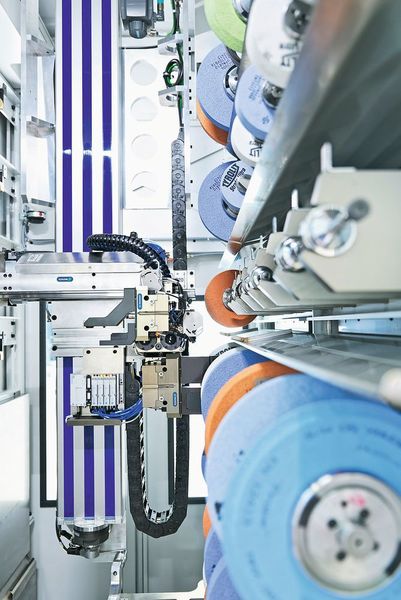 Das komplette Achssystem ist an die Zentralschmierung der Maschine angeschlossen. Um beim hochdynamischen Handling Schwingungen zu verhindern, wird die Z-Achse kopfseitig von zwei und fußseitig von einer Schunk-Beta-Zahnriemenachse angetrieben. (Schunk)