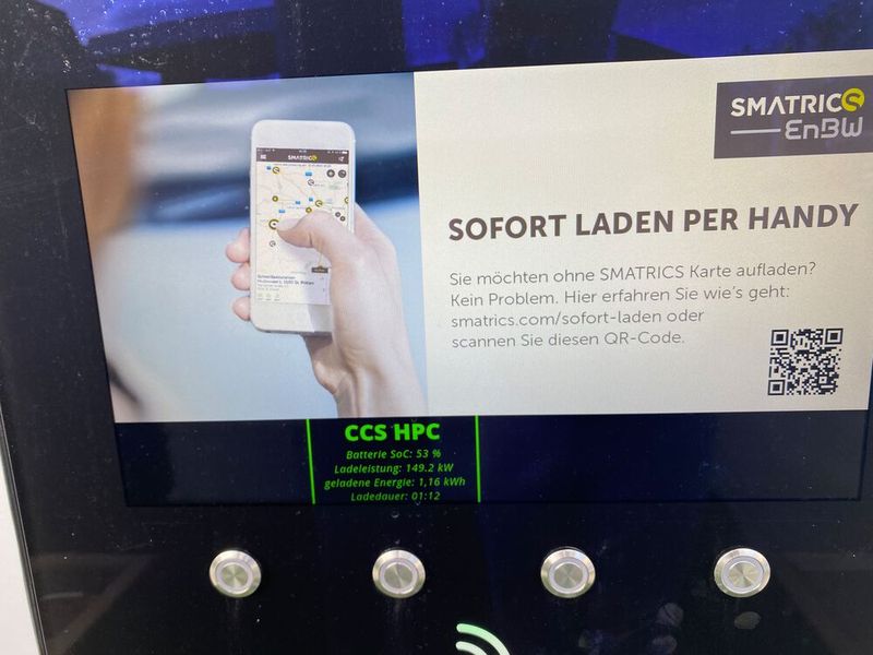 Nicht jede Ladestation lässt sich mit der Porsche-Charging-Karte nutzen. Wir mussten diverse Apps installieren, um an Energie zu kommen. (Bild: Benjamin Bessinger/SP-X)