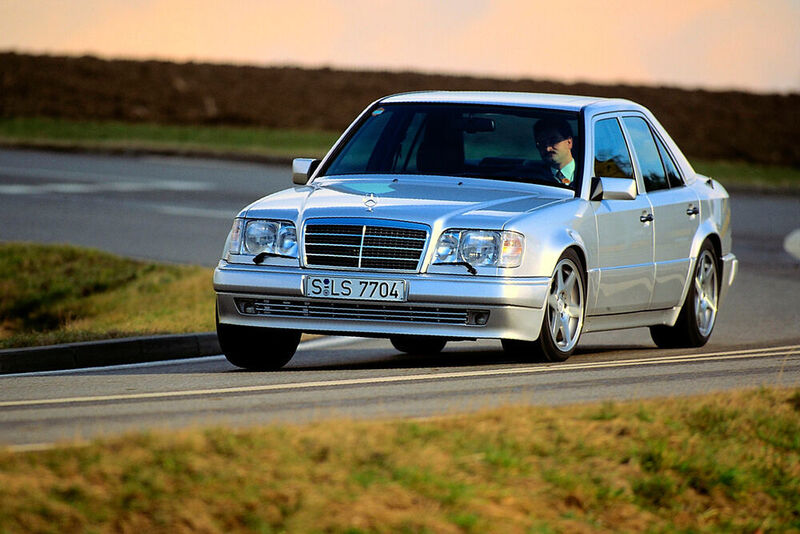 Der in Zuffenhausen montierte Mercedes 500 E (W 124) vereinbarte V8-Power mit Sportwagendynamik. (Daimler)