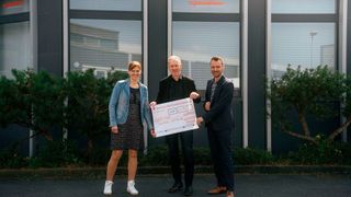 Spendenübergabe zugusten der Ukraine: (v. l.) Friederike Moritz, Geschäftsführerin Finance & HR, Dirk Baumann, AWO, und Daniel Heilig, Geschäftsführer Aftersales. (Daniel Weigel, Autohaus Gruppe Spindler )