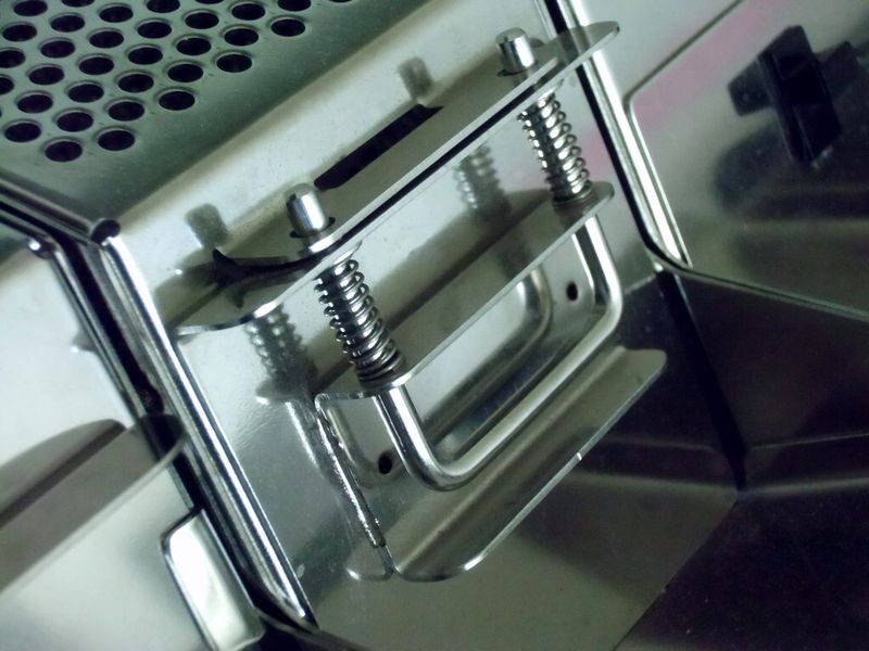 Die edelstählernen Greif- und Silogreifbehälter von LK Mechanik zeichnen sich durch hohe Fertigungsqualität und Funktionalität – auch im Detail – aus. (Bild: LK Mechanik)