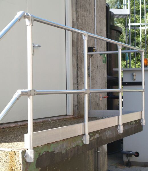 Auch Schutzgeländer für Treppen, Rampen, Bühnen und Podeste lassen sich mit den vielgestaltigen Rohrverbindern von Brinck realisieren. (Bild: Brinck)