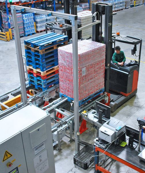 Mittels einer Konturenkontrollstation werden alle Artikel vollautomatisch auf Art, Menge, Gewicht und Größe kontrolliert. Ebenso überprüft das OPM-System Palettenbeschaffenheit und Verpackungsqualität. (Bild: Witron)
